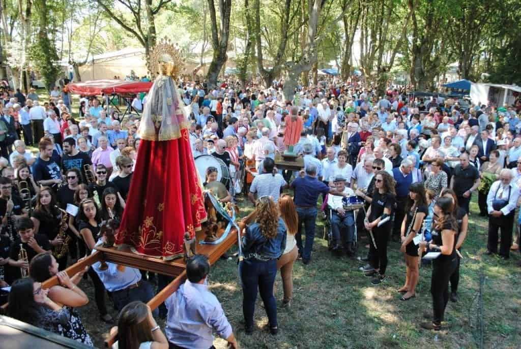 Gente en la procesión de Los Remedios